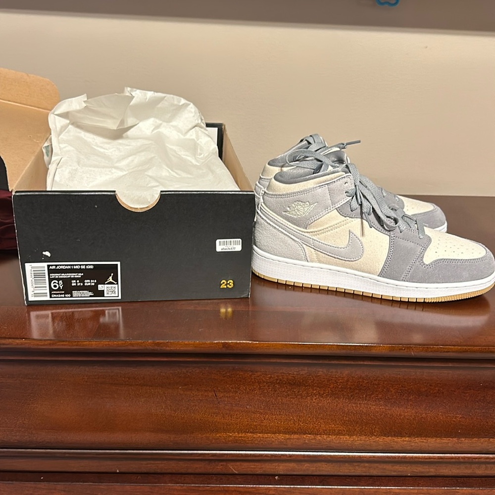 Air Jordan mid SE coconut milk new with box